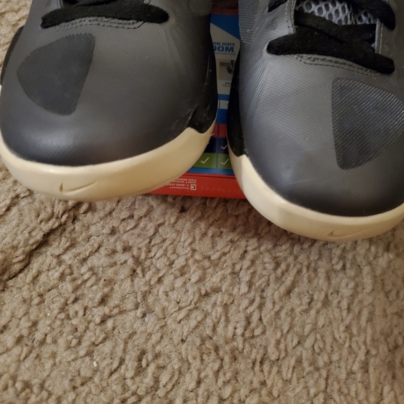 Ladies Tennis Shoes - Picture 6 of 7